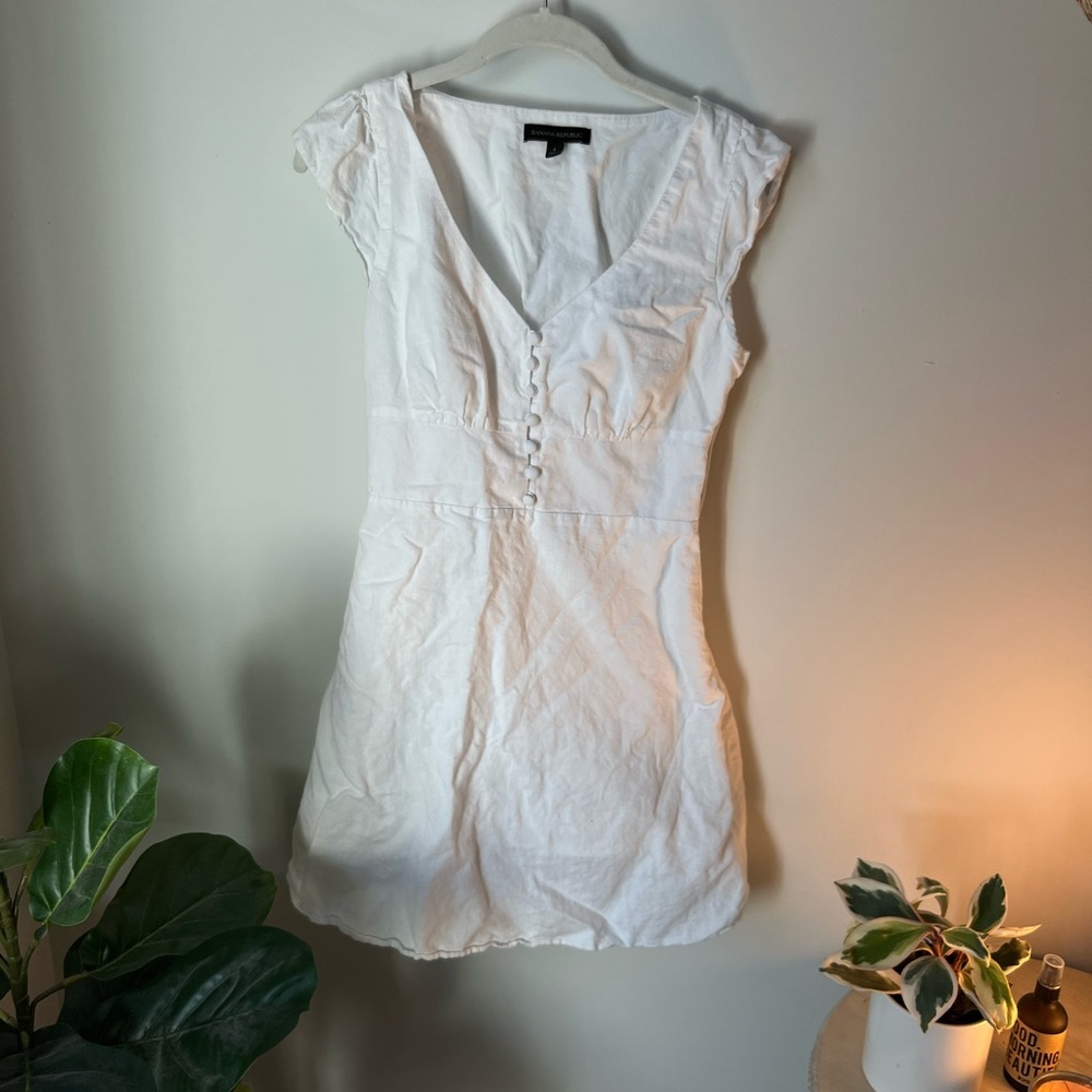 White banana republic summer casual dress. Button up short sleeves